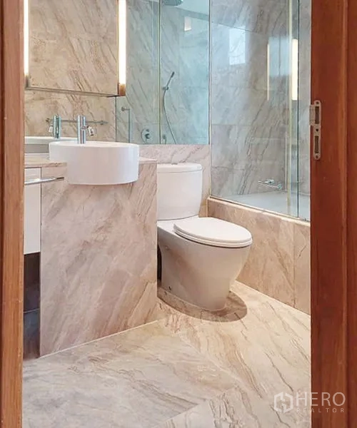 คอนโด ให้เช่าในSathon, Bangkok - ห้องน้ำหินอ่อนอีกห้องพร้อมอ่างล้างหน้า โถสุขภัณฑ์ และห้องอาบน้ำกระจก