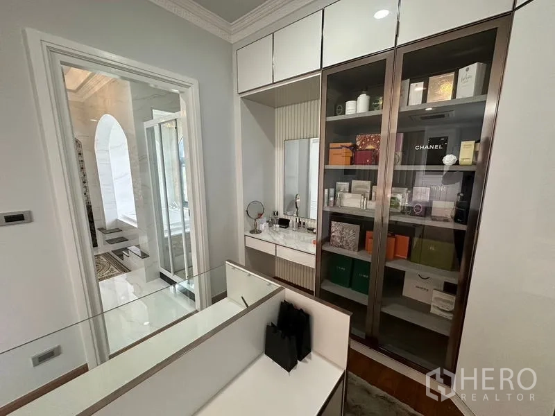 Detached House for sale in Sai Noi, Nonthaburi - Walk-in closet with vanity and glass-door shelving for accessories.