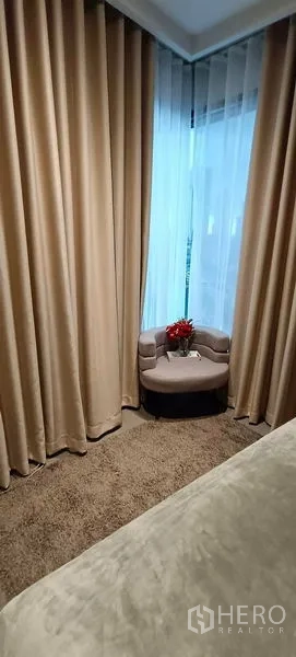 公寓 出租 - 转角窗配纱帘与小扶手椅