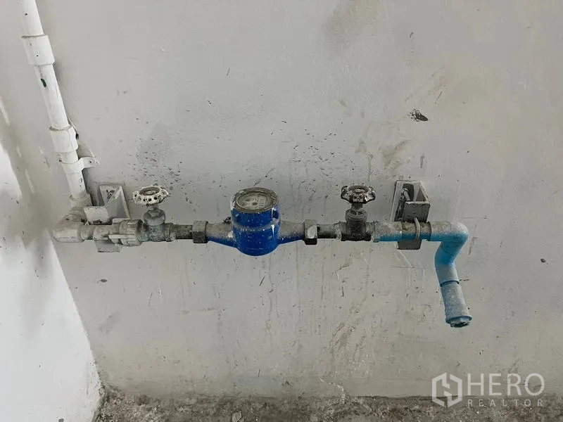 พื้นที่ขายปลีก ให้เช่า - ภาพระยะใกล้มาตรวัดน้ำและระบบท่อภายในอาคาร