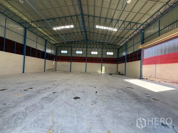 คลังสินค้า ให้เช่าในLam Luk Ka, Pathum Thani - ภาพพาโนรามาภายในโกดัง 440 ตร.ม. มีแผงสกายไลท์ตามแนวสันหลังคา