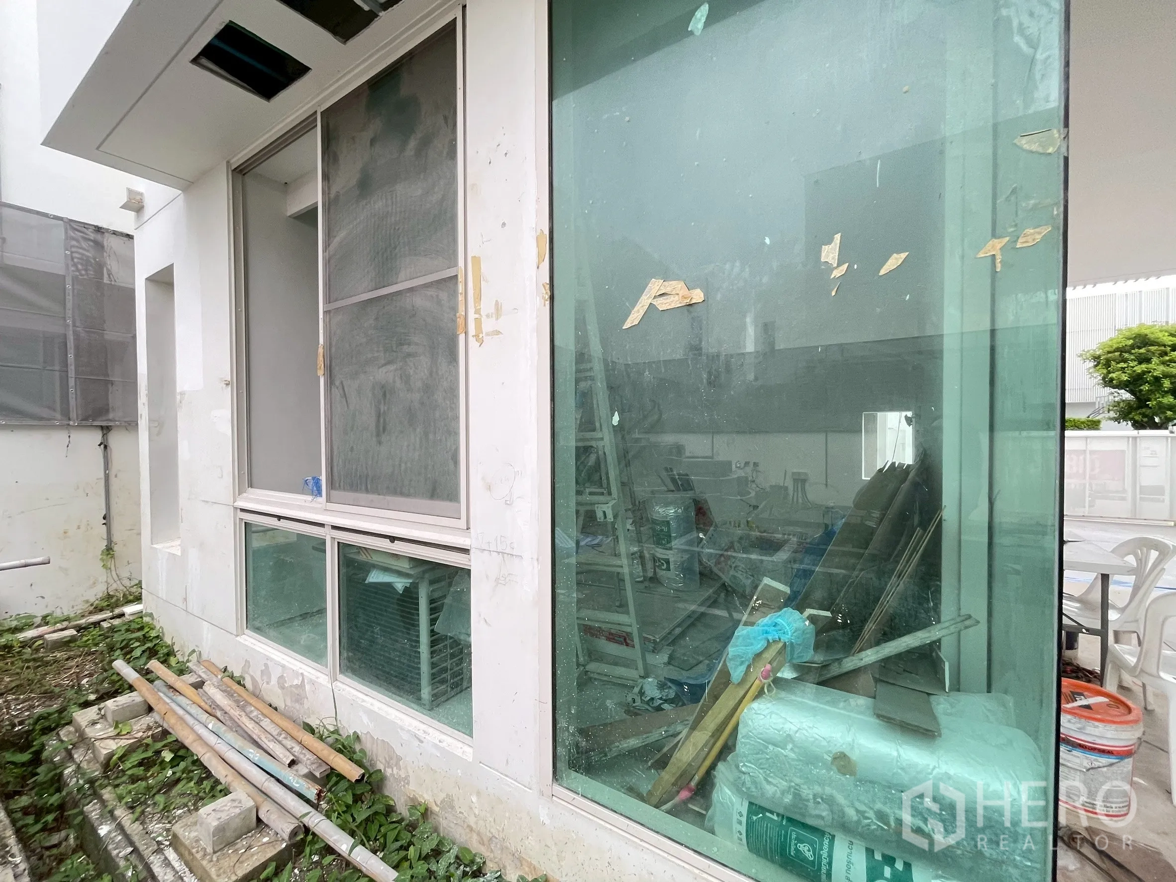 Detached House for sale in Bang Phli, Samut Prakan - Corner windows with glass panels and construction materials around the exterior.