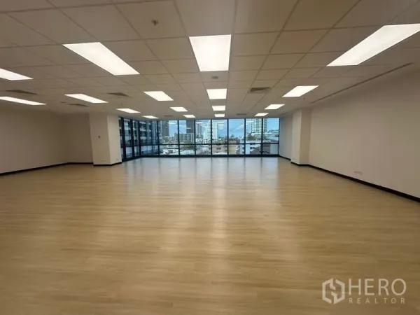 สำนักงาน ให้เช่าในChatuchak, Bangkok - พื้นที่สำนักงานขนาดใหญ่ หันสู่หน้าต่างกระจกเต็มผนัง พร้อมวิวสกายไลน์กรุงเทพฯ