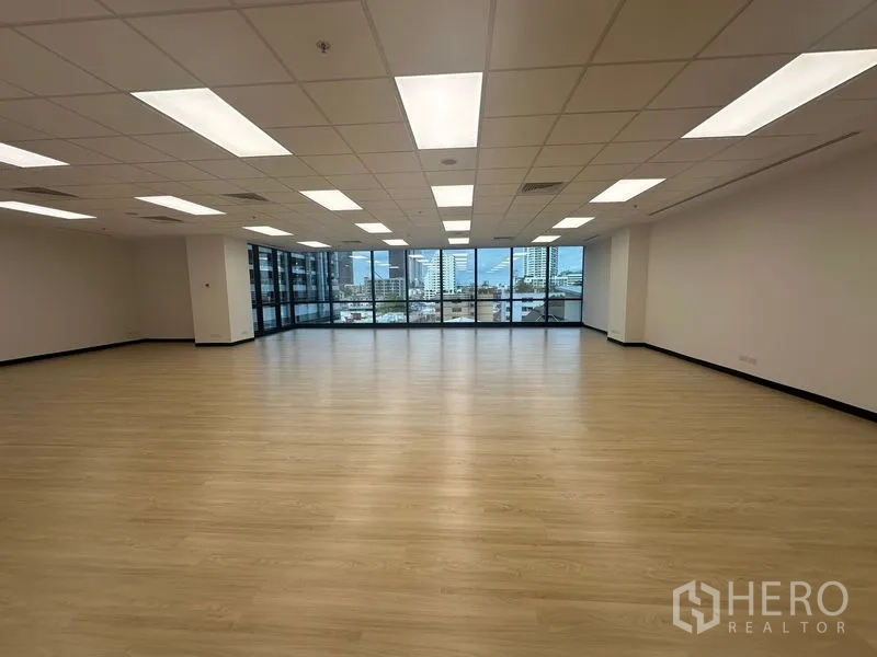 สำนักงาน ให้เช่าในChatuchak, Bangkok - พื้นที่สำนักงานขนาดใหญ่ หันสู่หน้าต่างกระจกเต็มผนัง พร้อมวิวสกายไลน์กรุงเทพฯ