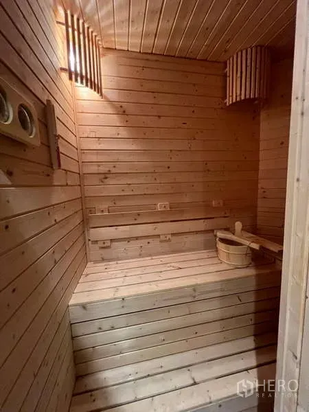 คอนโด ให้เช่าในWatthana, Bangkok - ห้องซาวน่าไม้บรรยากาศอบอุ่นพร้อมที่นั่งและแสงไฟนุ่มนวล