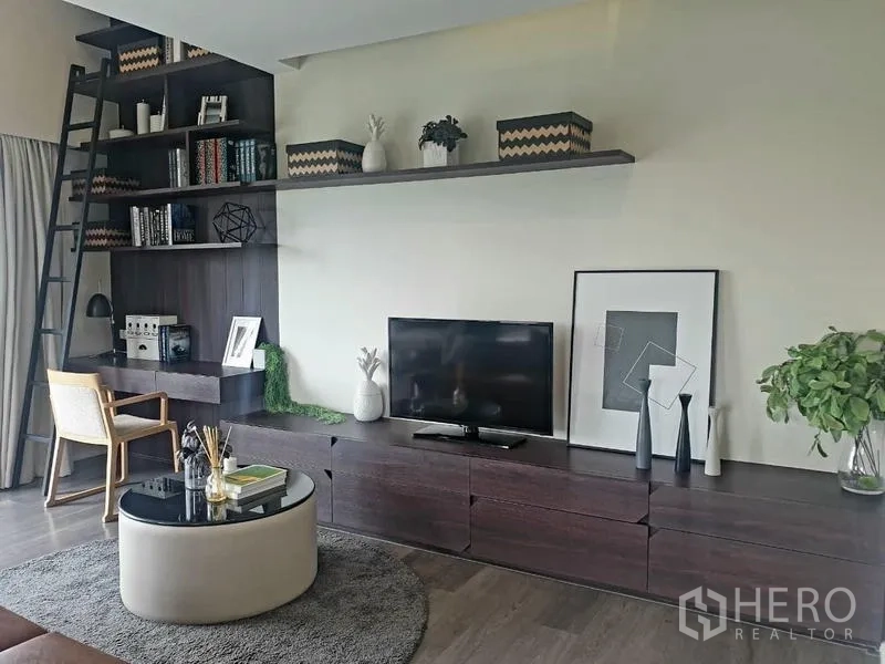 สำนักงานที่บ้าน ให้เช่าในBang Phli, Samut Prakan - ผนังบิวท์อินชั้นวางหนังสือ บันไดเลื่อน ชั้นทีวี และมุมทำงาน