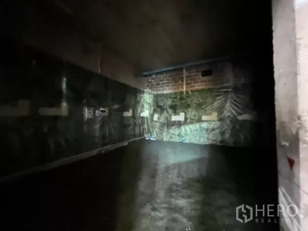 零售空间 出租 - 进深型铺面，水泥地面与顶部管线清晰可见。