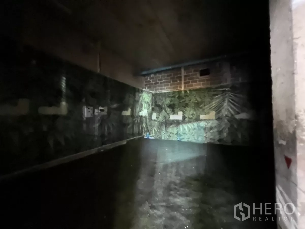 零售空间 出租 - 进深型铺面，水泥地面与顶部管线清晰可见。