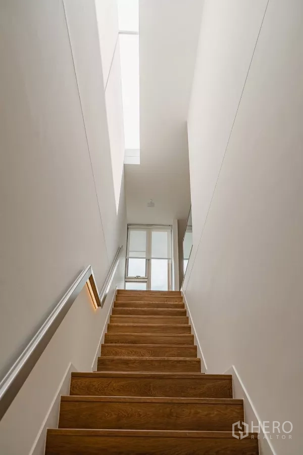 บ้าน ให้เช่าในSaphan Sung, Bangkok - บันไดไม้พร้อมสกายไลต์รับแสงธรรมชาติ