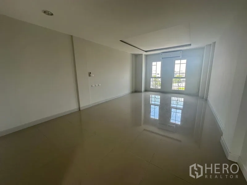 带办公室的家 出租在Bang Na, Bangkok - 宽敞房间，法式阳台门与局部吊顶，装空调。