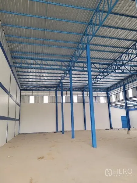 โรงงาน ให้เช่าหรือขายในKhlong Luang, Pathum Thani - พื้นที่โกดังเพดานสูง โครงสร้างเหล็กสีน้ำเงินและพื้นคอนกรีต