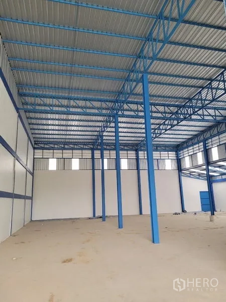 โรงงาน ให้เช่าหรือขายในKhlong Luang, Pathum Thani - พื้นที่โกดังเพดานสูง โครงสร้างเหล็กสีน้ำเงินและพื้นคอนกรีต