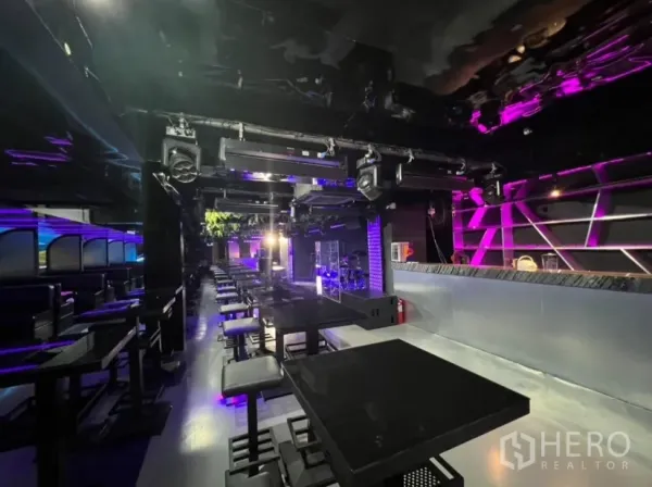 พื้นที่ขายปลีก ให้เช่าในWatthana, Bangkok - ภายในร้านสไตล์นีออน มีโต๊ะเรียงแถว เวที และระบบไฟแสงสีเหนือศีรษะ