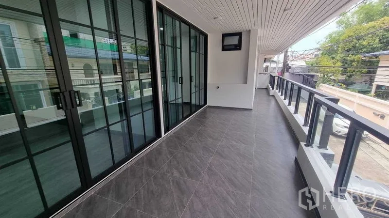 ทาวน์เฮาส์ ให้เช่าในKhlong Toei, Bangkok - ระเบียงยาวแบบมีชายคา ราวกระจก พร้อมประตูบานเลื่อนกระจกมองเห็นถนน