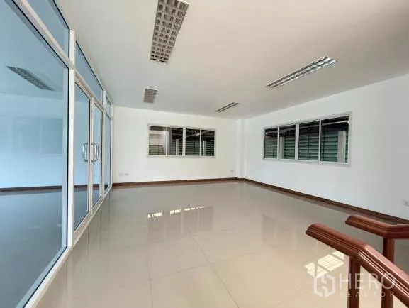 โรงงาน ขายในThanyaburi, Pathum Thani - สำนักงานชั้นสอง พื้นกระเบื้องเงา มีห้องประชุมกระจกและหน้าต่างหลายบานเพื่อระบายอากาศ