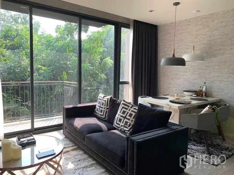 คอนโด ให้เช่าในWatthana, Bangkok - ห้องนั่งเล่นและรับประทานอาหารสว่างสบาย ประตูบานเลื่อนออกไประเบียง พร้อมวิวต้นไม้