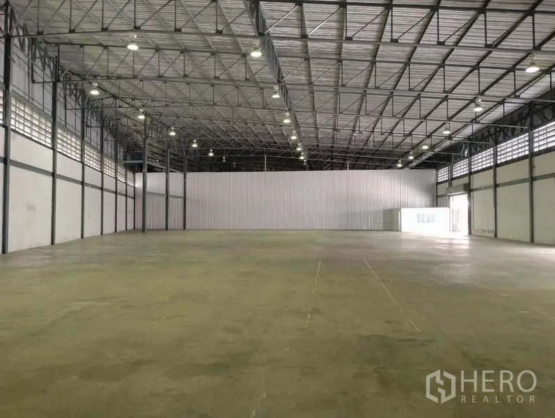 คลังสินค้า ให้เช่าในBang Phli, Samut Prakan - ภายในโกดังเพดานสูง พื้นคอนกรีตโล่ง พร้อมไฟส่องสว่าง