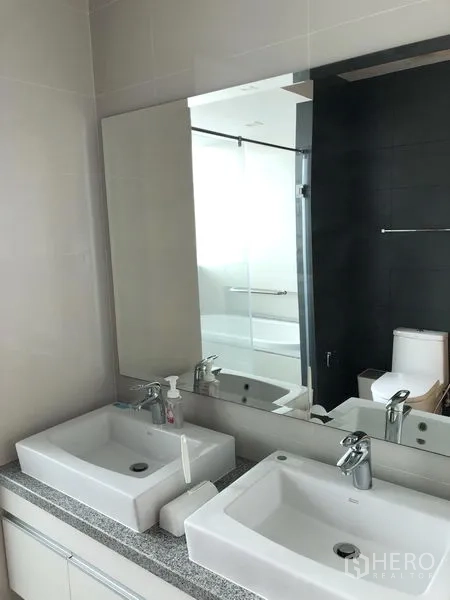 คอนโด ให้เช่าในKhlong Toei, Bangkok - ห้องน้ำสไตล์โมเดิร์น อ่างล้างหน้าคู่ กระจกบานใหญ่ และอ่างอาบน้ำ