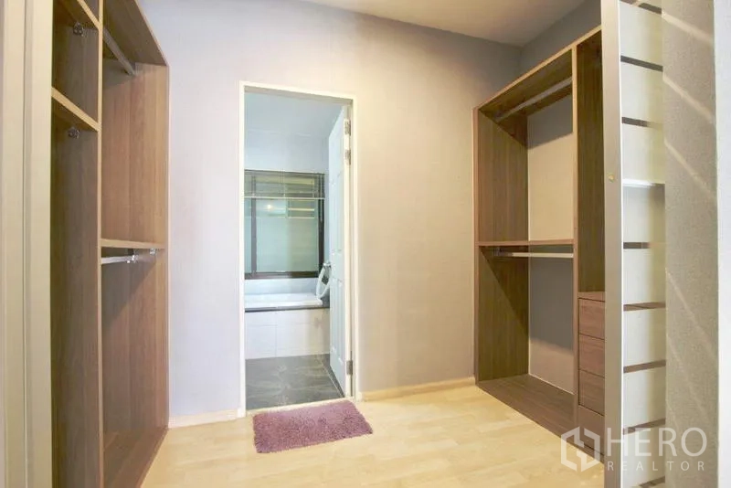 ทาวน์เฮาส์ ขายในSuan Luang, Bangkok - วอล์กอินโคลเซ็ต ตู้เสื้อผ้าแบบเปิด เชื่อมต่อห้องน้ำในตัว