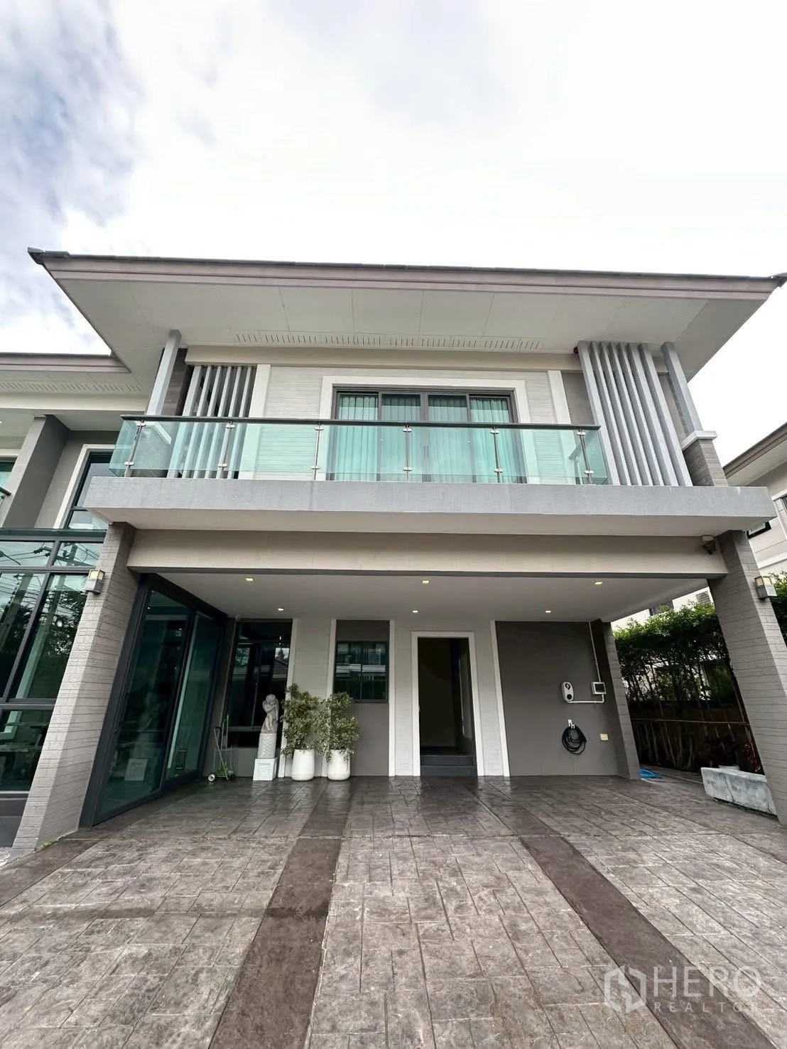 Detached House for sale in Bang Lamung, Chon Buri - Modern two-storey detached house exterior with covered three-car carport and glass balcony in Bang Lamung.