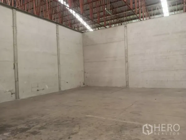 Warehouse for rent in Min Buri, Bangkok - Open storage area with reinforced concrete floor and tall boundary walls.