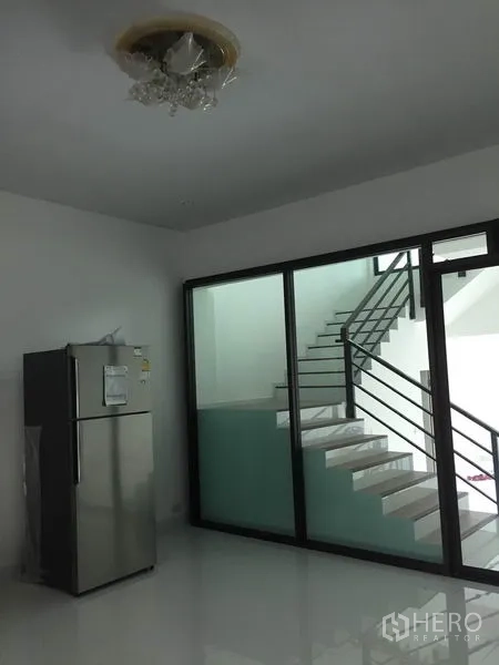 带办公室的家 出租在Wang Thonglang, Bangkok - 室内空房，亮面地砖，玻璃隔断与楼梯，配冰箱