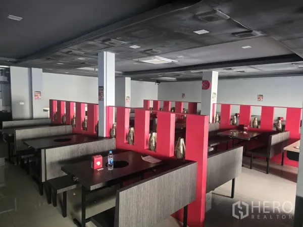 零售空间 出租在Khlong Toei, Bangkok - 多排卡座桌，红色隔断与天花通风设备，220㎡商铺，近BTS通罗站。