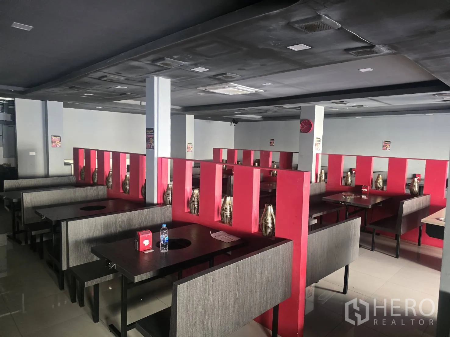 零售空间 出租在Khlong Toei, Bangkok - 多排卡座桌，红色隔断与天花通风设备，220㎡商铺，近BTS通罗站。