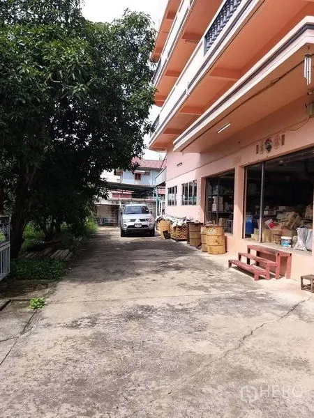 零售空间 出售在Bang Khun Thian, Bangkok - 建筑旁长车道，有树荫与停车位。