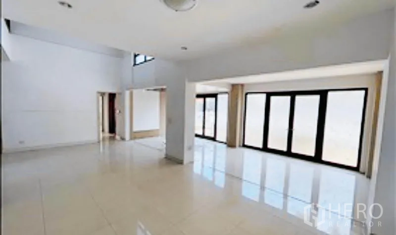 独立式住宅 出售在Khan Na Yao, Bangkok - 挑高客餐厅，通透采光，落地窗与大面积玻璃