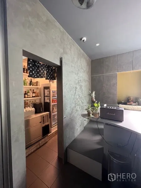 Retail Space for rent in Khlong Toei, Bangkok - Service counter leading to a prep room equipped with stainless appliances and storage.