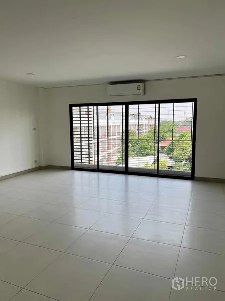 สำนักงานที่บ้าน ให้เช่าในBang Kapi, Bangkok - ห้องชั้นบนกว้าง โปร่ง แสงธรรมชาติ พร้อมประตูกระจกบานเลื่อน เครื่องปรับอากาศ และวิวต้นไม้