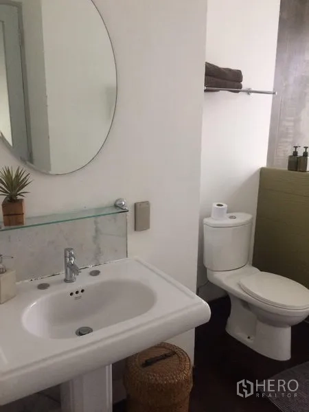 บ้าน ให้เช่าในSathon, Bangkok - ห้องน้ำกะทัดรัด อ่างล้างหน้าพร้อมกระจกกลมและโถสุขภัณฑ์โทนขาว