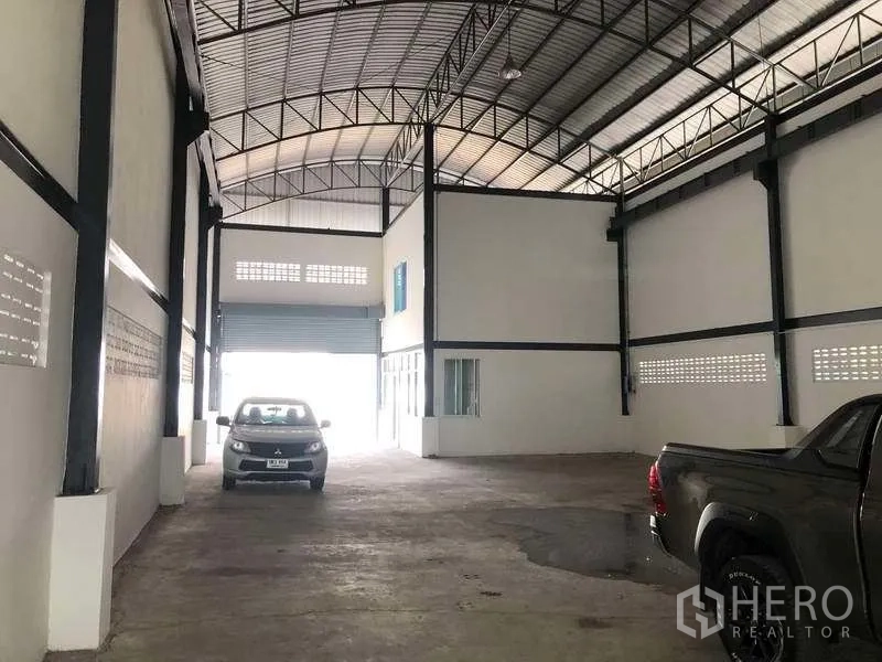 คลังสินค้า ให้เช่าในPak Kret, Nonthaburi - โถงโกดังลึก เพดานสูง ประตูม้วน และผนังช่องลมระบายอากาศ