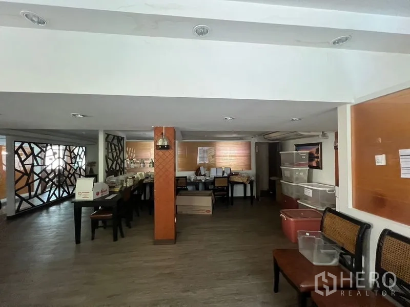 零售空间 出租或出售在Khlong Toei, Bangkok - 多功能储物间，摆放桌子和塑料箱。