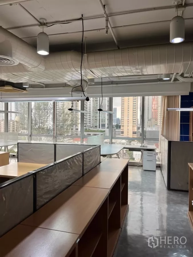 办公空间 出租在Khlong Toei, Bangkok - 隔间区配木质储物与打印机，临全景窗眺望高楼。