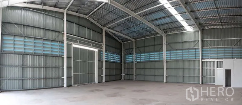คลังสินค้า ให้เช่าในKhlong Luang, Pathum Thani - ภายในโกดังเพดานสูงแบบโปร่ง มีช่องแสงบนหลังคาและช่องระบายอากาศรอบด้าน