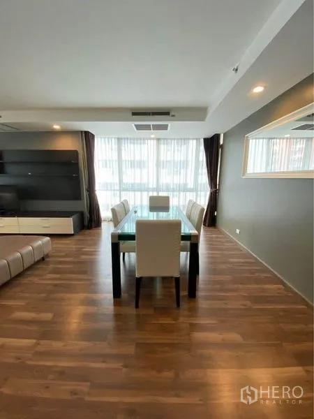 คอนโด ให้เช่าในPathum Wan, Bangkok - มุมรับประทานอาหาร โต๊ะกระจก เก้าอี้บุนวม และม่านโปร่ง