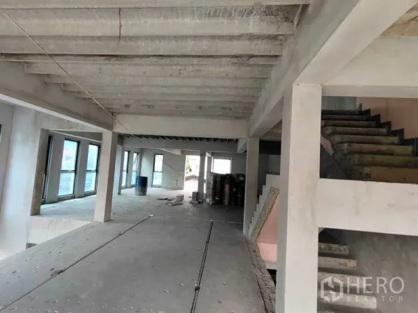 Home Office for rent in Watthana, Bangkok - Open upper level with raw concrete ceiling, multiple windows and a staircase suited for office fit-out.