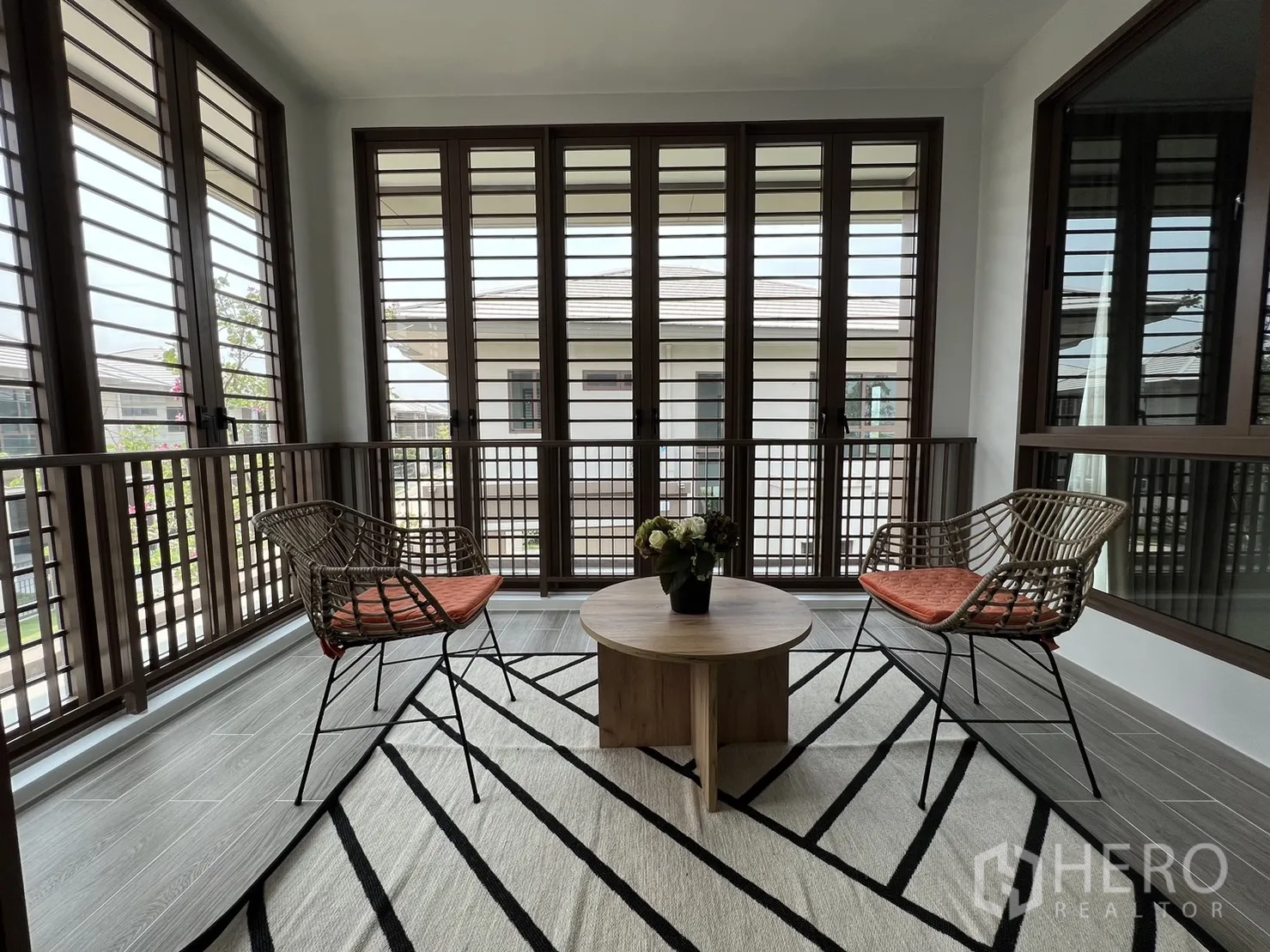 บ้าน ให้เช่าในBang Kapi, Bangkok - ระเบียงซันรูมแบบปิด ช่องระบายอากาศและชุดโต๊ะเก้าอี้