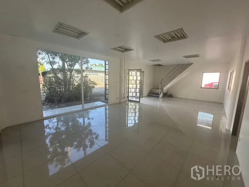 คลังสินค้า ให้เช่าในSaphan Sung, Bangkok - โถงรับรองสว่าง ผนังกระจกเต็มบานและบันไดมองออกสู่ลาน