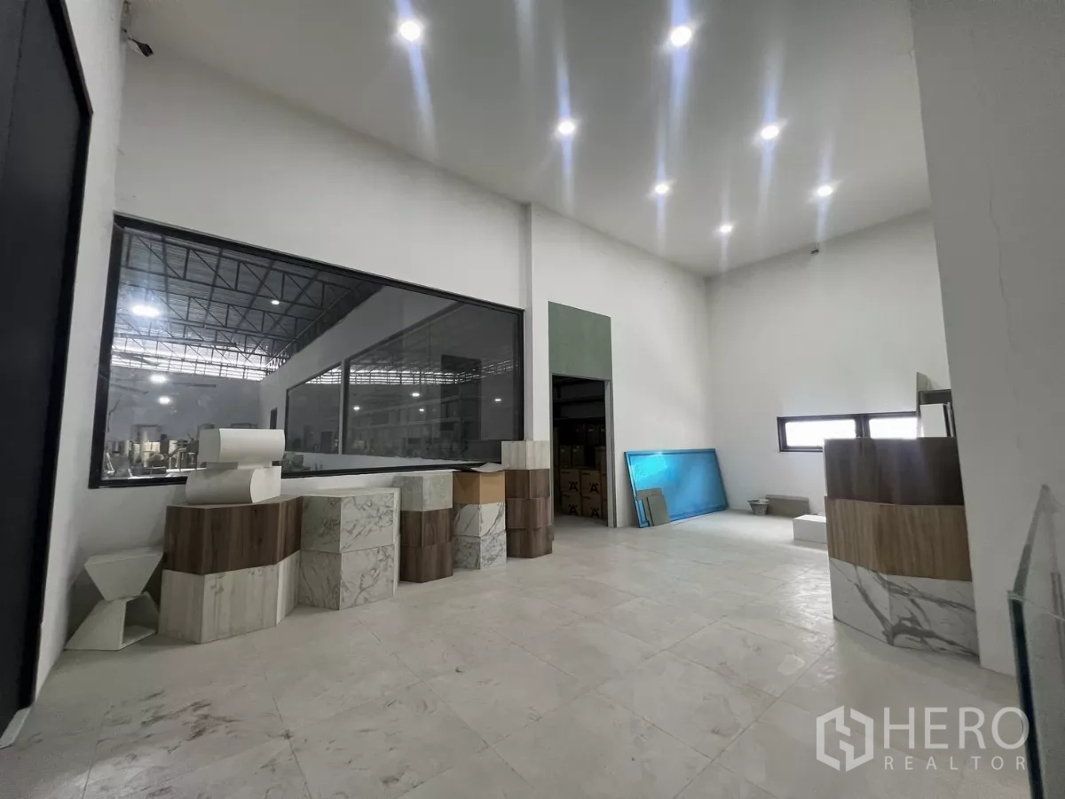 คลังสินค้า ให้เช่าหรือขายในLat Krabang, Bangkok - พื้นที่ออฟฟิศ/โชว์รูม พร้อมช่องหน้าต่างกระจกมองเห็นโกดังและไฟดาวน์ไลท์