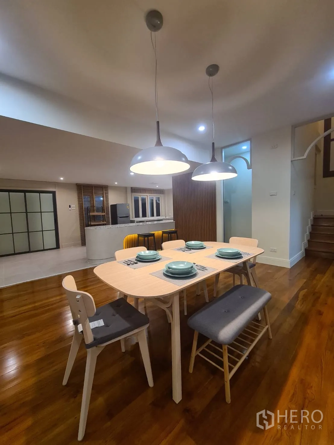 บ้าน ให้เช่าในKhlong Toei, Bangkok - มุมรับประทานอาหารสไตล์โมเดิร์น โต๊ะไม้ โคมไฟแขวน และครัวเปิด
