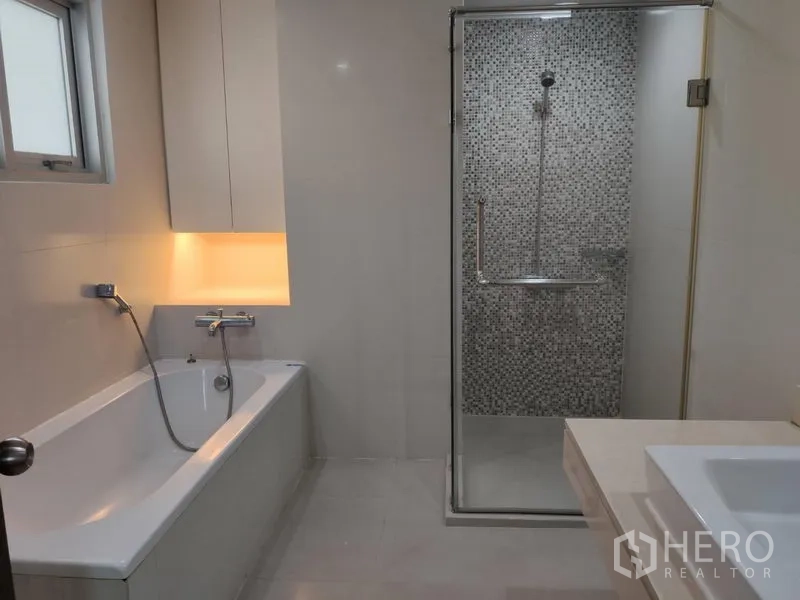 คอนโด ให้เช่าในPathum Wan, Bangkok - ห้องน้ำสไตล์โมเดิร์น มีอ่างอาบน้ำ ตู้เก็บของไฟซ่อน เคาน์เตอร์อ่างล้างหน้า และห้องอาบน้ำกระจกลายโมเสค