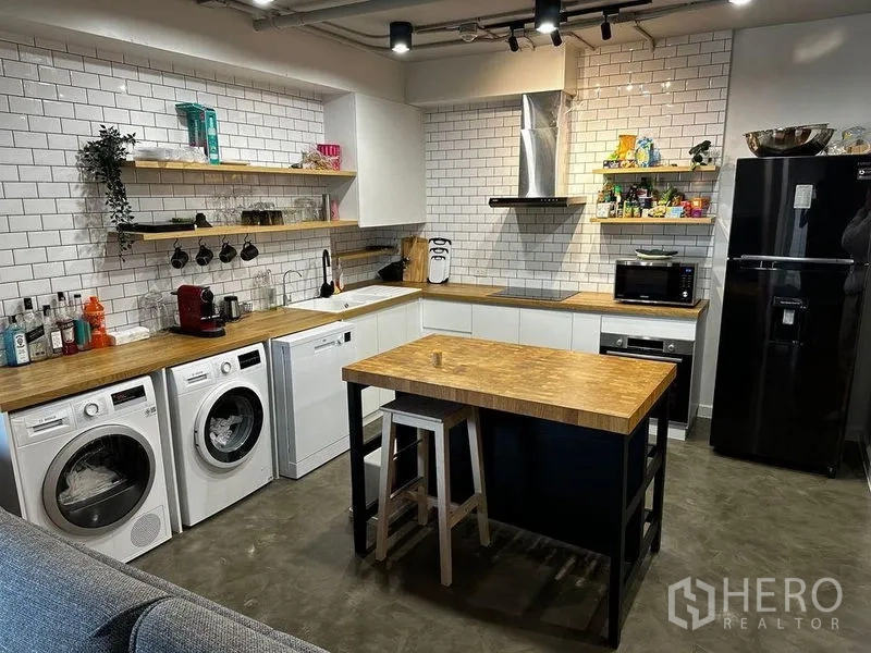 คอนโด ให้เช่าในWatthana, Bangkok - ครัวครบเครื่อง ใช้เครื่องซักผ้า เครื่องอบผ้า เครื่องล้างจาน และไอส์แลนด์กลาง.