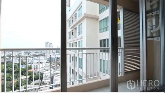 คอนโด ให้เช่าในWatthana, Bangkok - ระเบียงพร้อมราว เห็นวิวเมืองและอาคารข้างเคียง