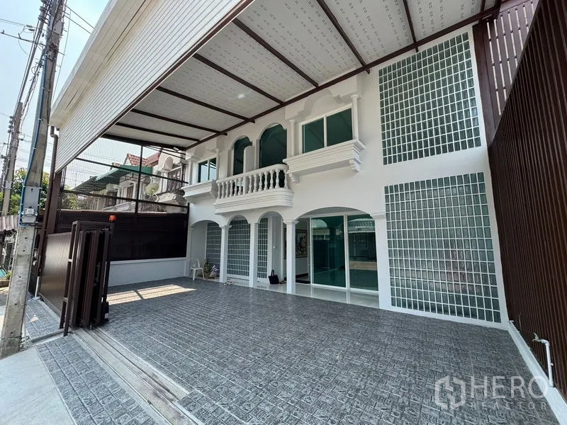 Home Office for rent in Bueng Kum, Bangkok - Gated entrance with wide covered parking in front of the arched facade.