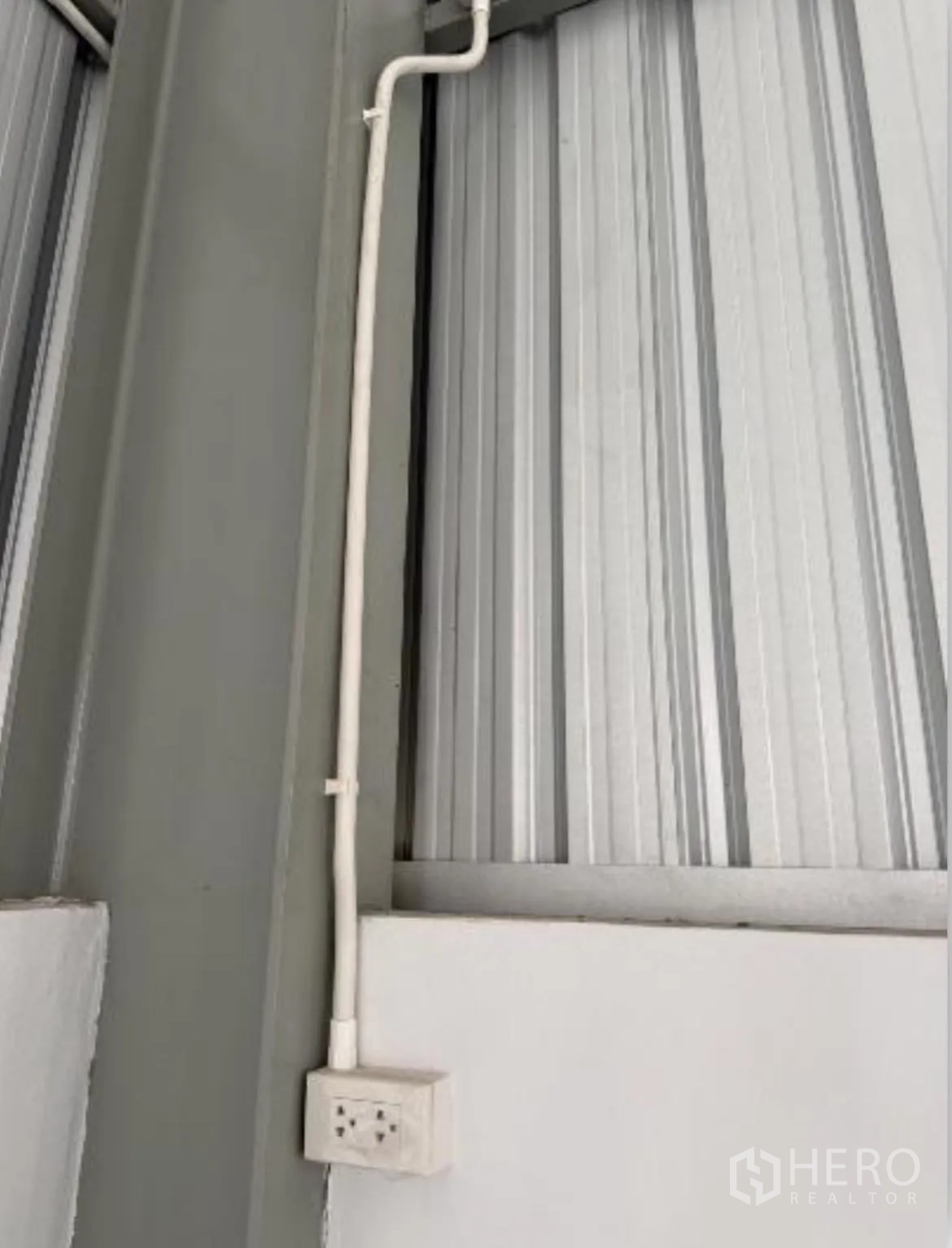 Warehouse for rent in Bang Khun Thian, Bangkok - Wall-mounted power outlet with surface conduit.