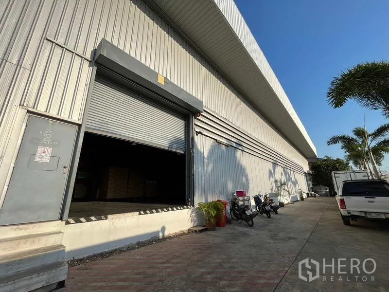 คลังสินค้า ให้เช่าหรือขายในNonthaburi - ท่าขนถ่ายยกระดับพร้อมประตูม้วนขนาดใหญ่และที่จอดใต้กันสาดโลหะ