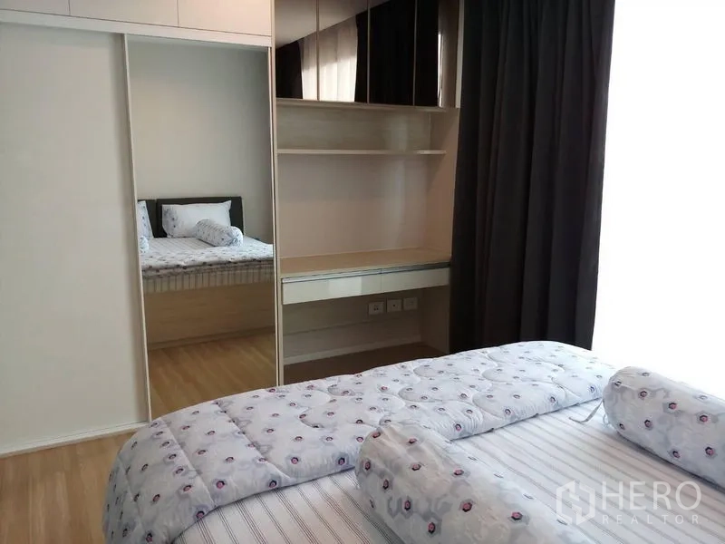 ทาวน์เฮาส์ ให้เช่าในSuan Luang, Bangkok - ห้องนอนพร้อมตู้เสื้อผ้าบานเลื่อนกระจก ชั้นวางบิวท์อิน และแสงธรรมชาติอ่อนๆ